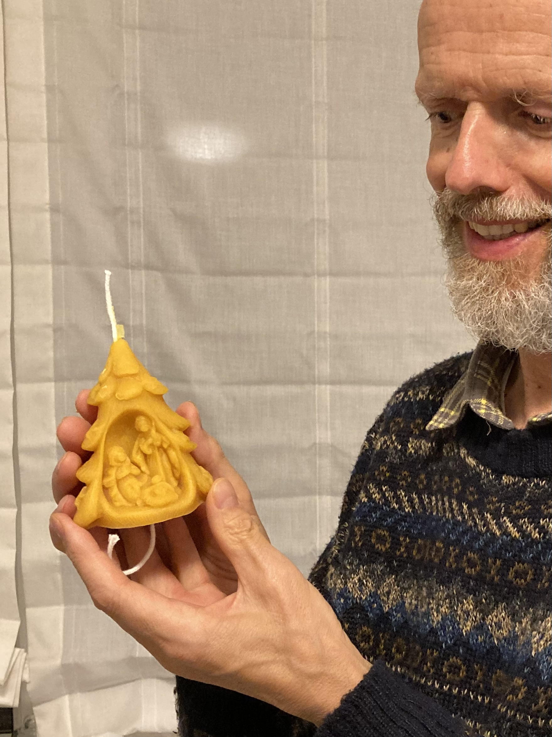 Tannenbaumkerze mit
      Weihnachtskrippe