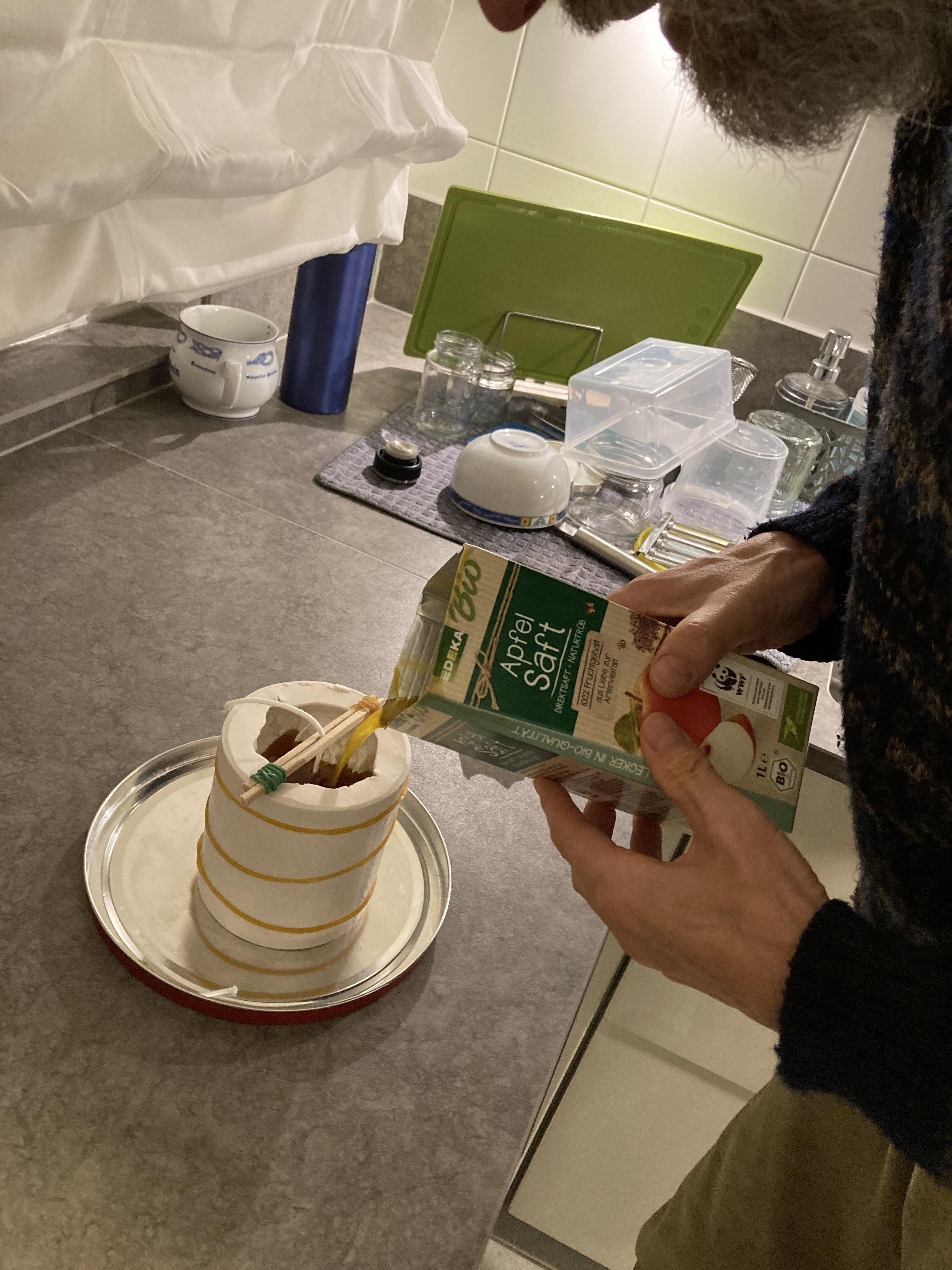 einfüllen in Kerzengießform