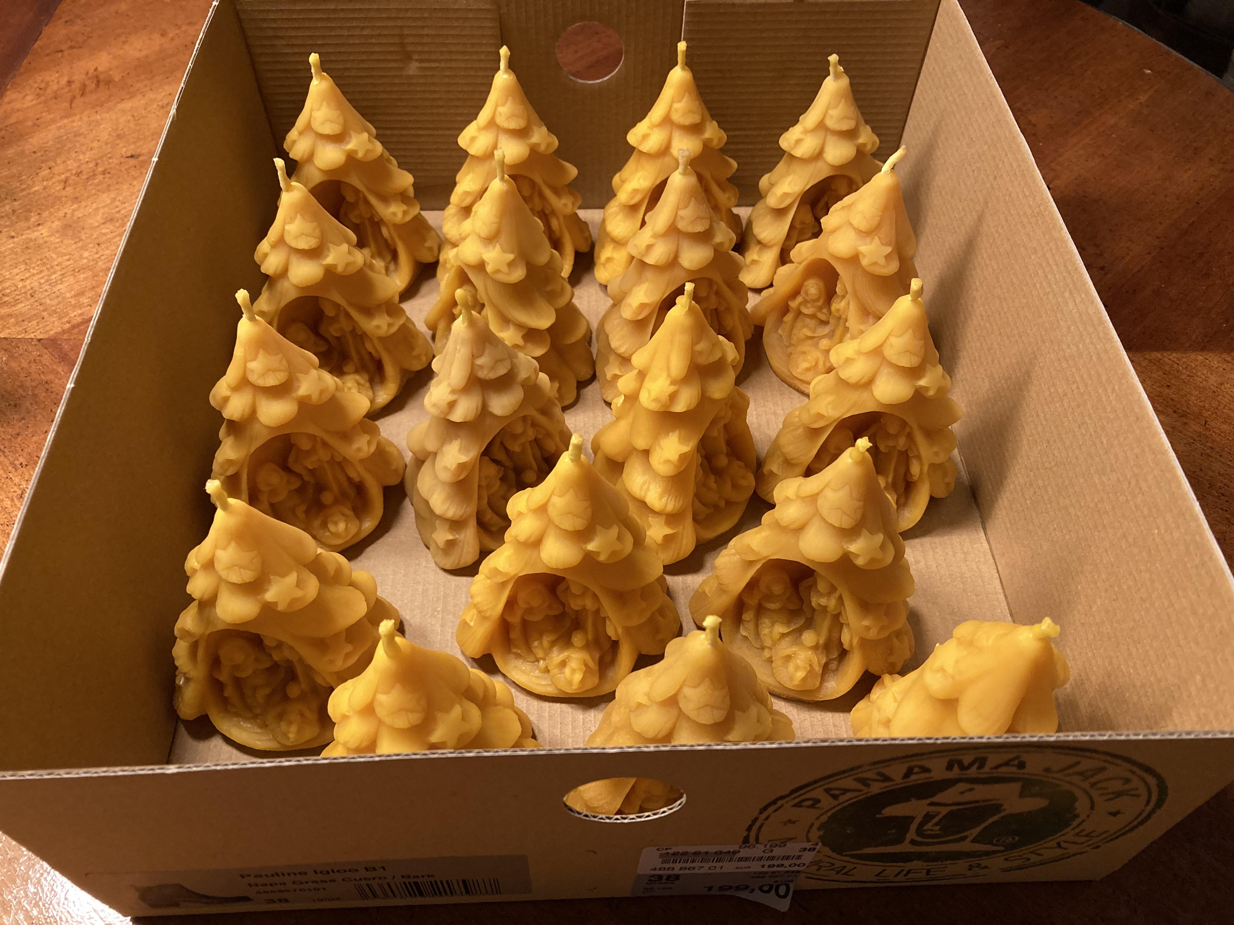 gegossene Weihnachtskerzen