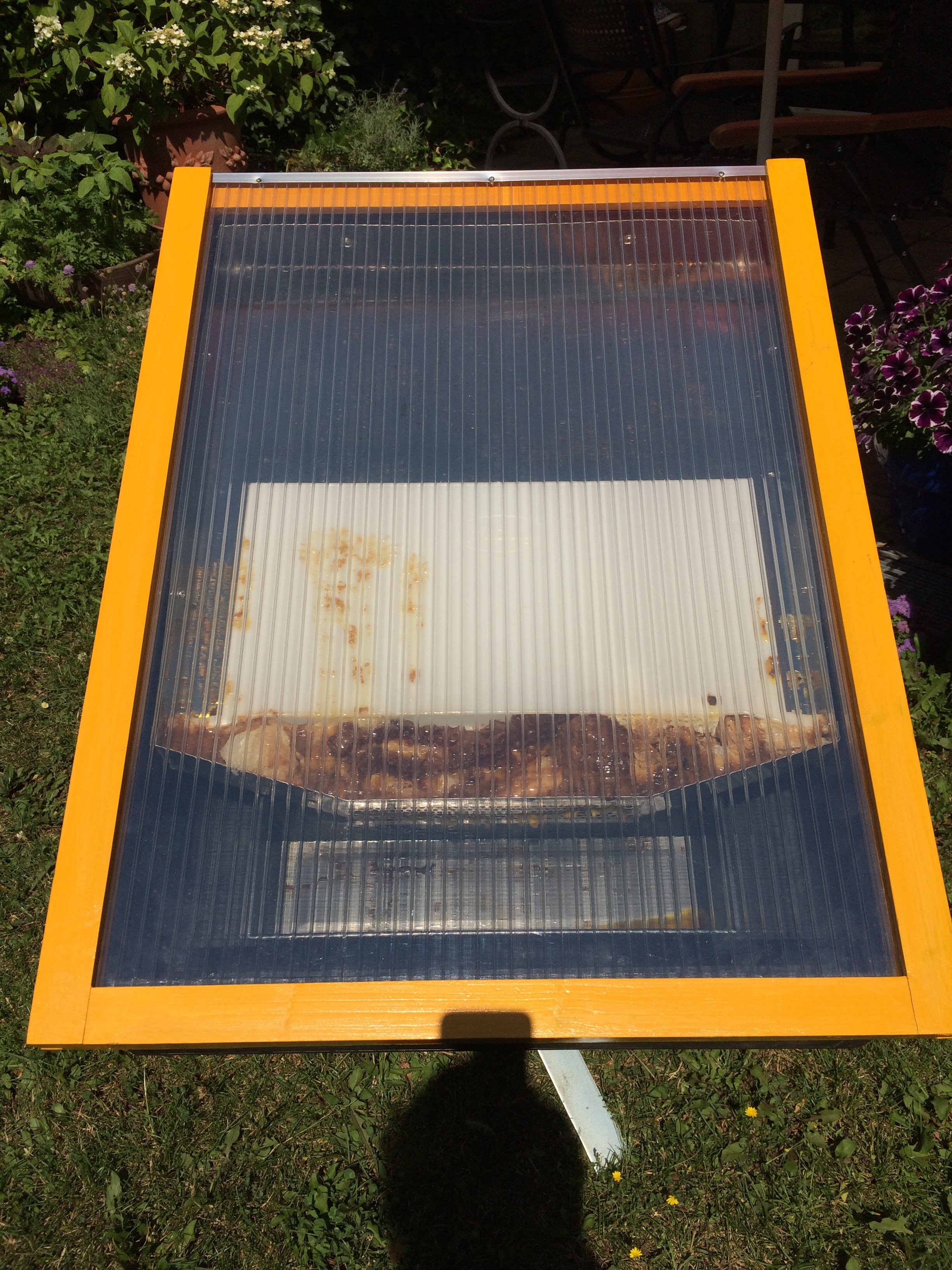 Sonnenwachsschmelzer mit
      zusammengeschmelzten Waben