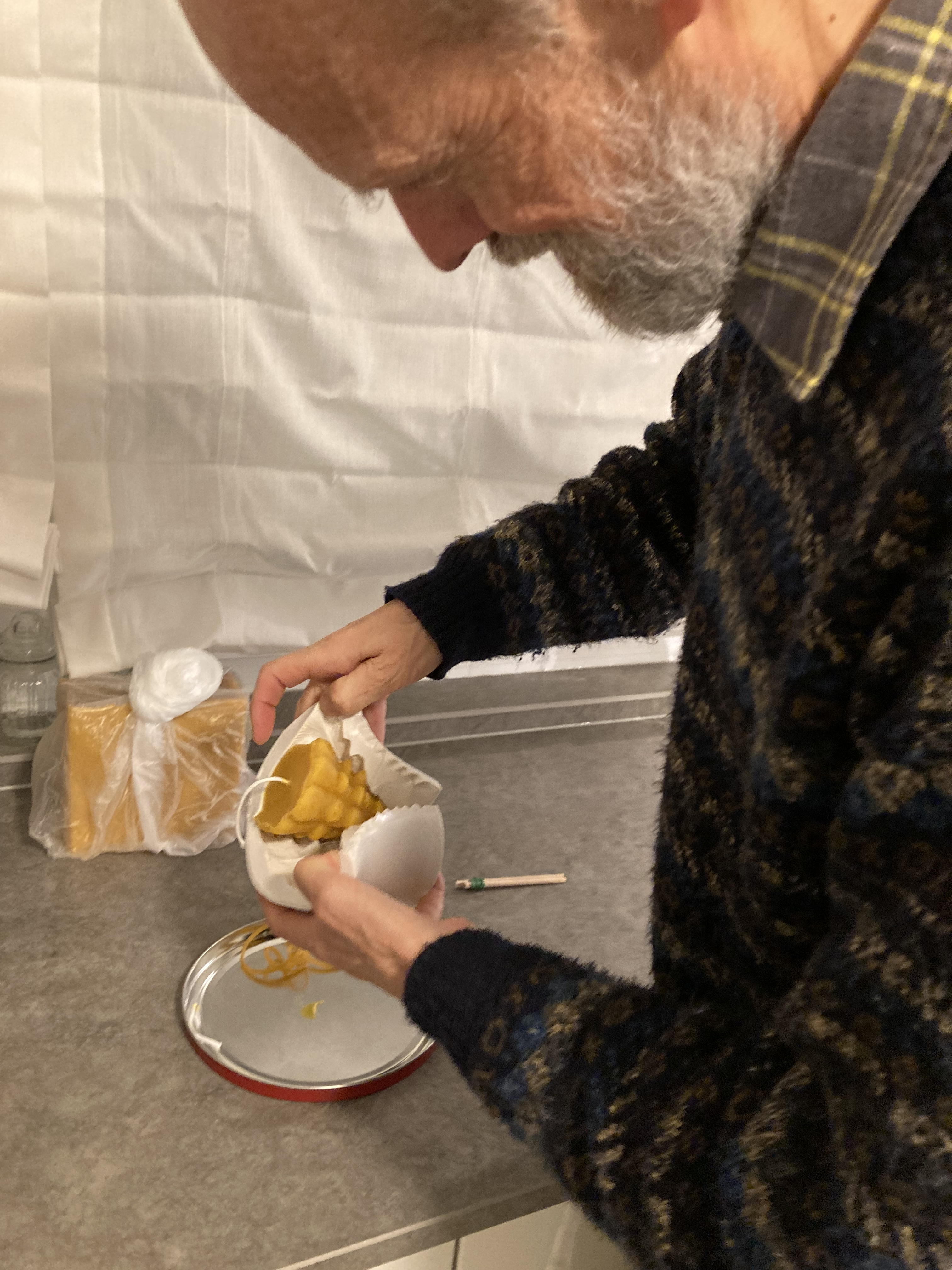 Kerze aus Form herausnehmen