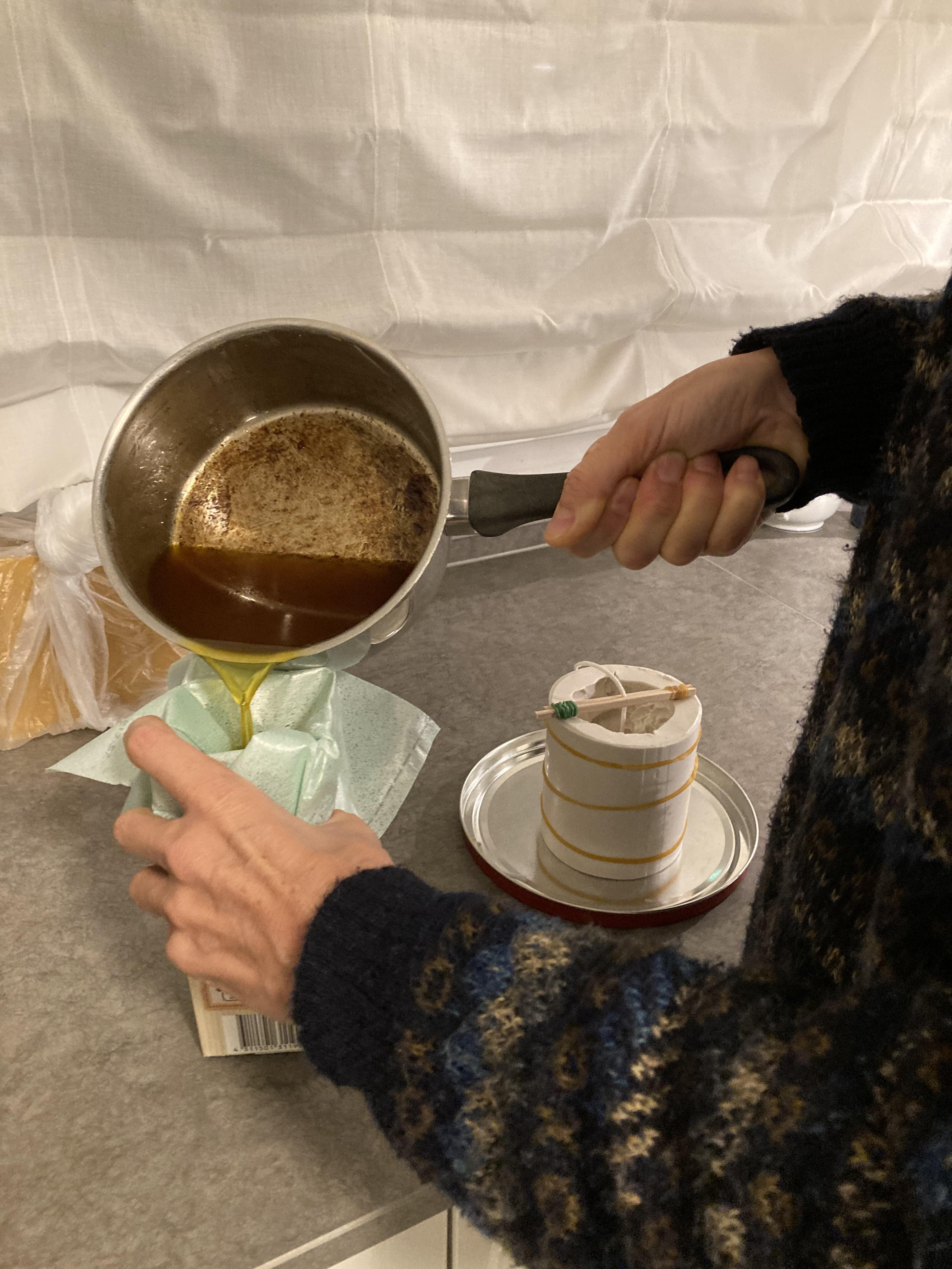 erwärmtes Bienenwachs abseihen