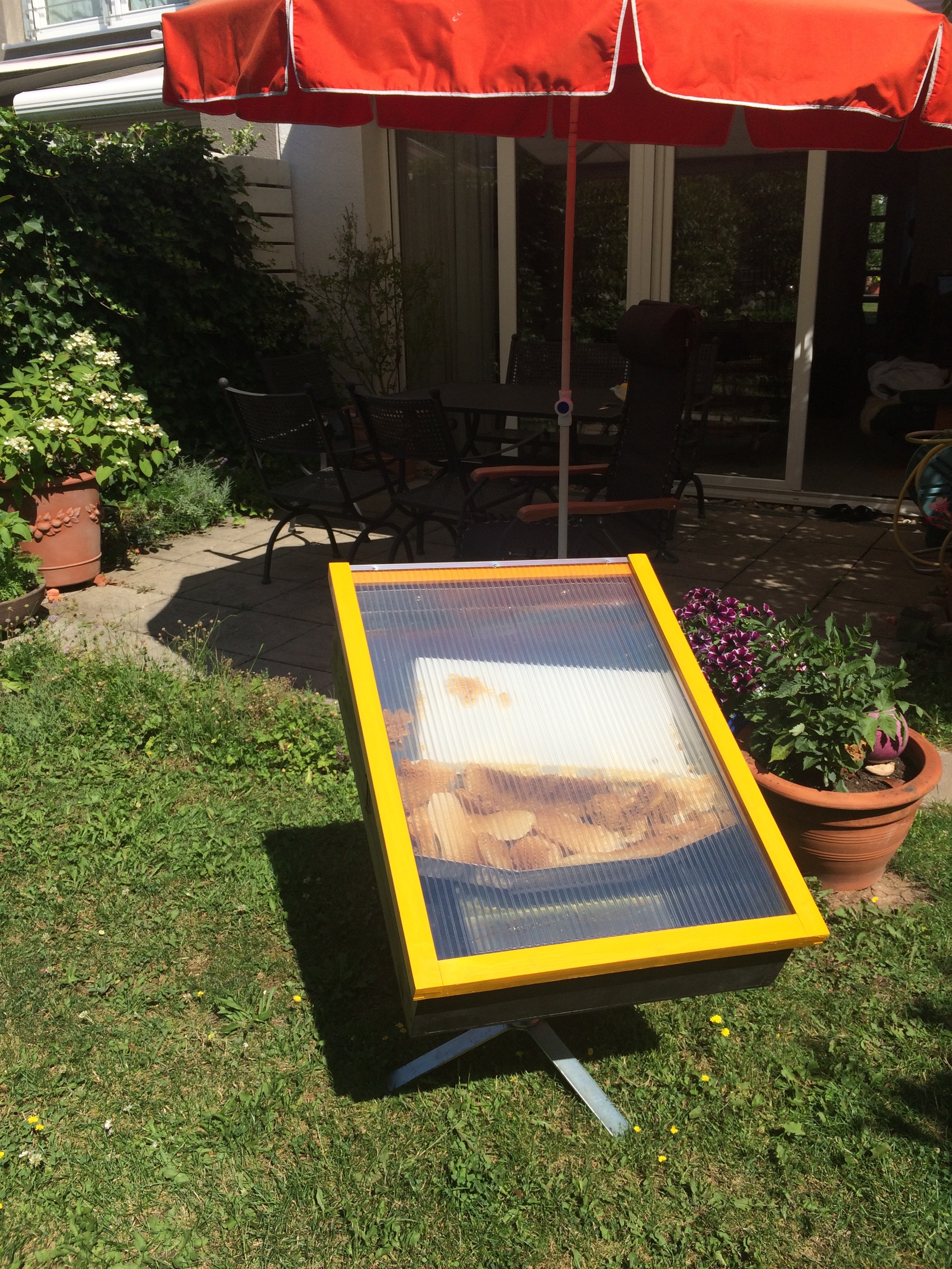 Sonnenwachsschmelzer mit Wildwaben